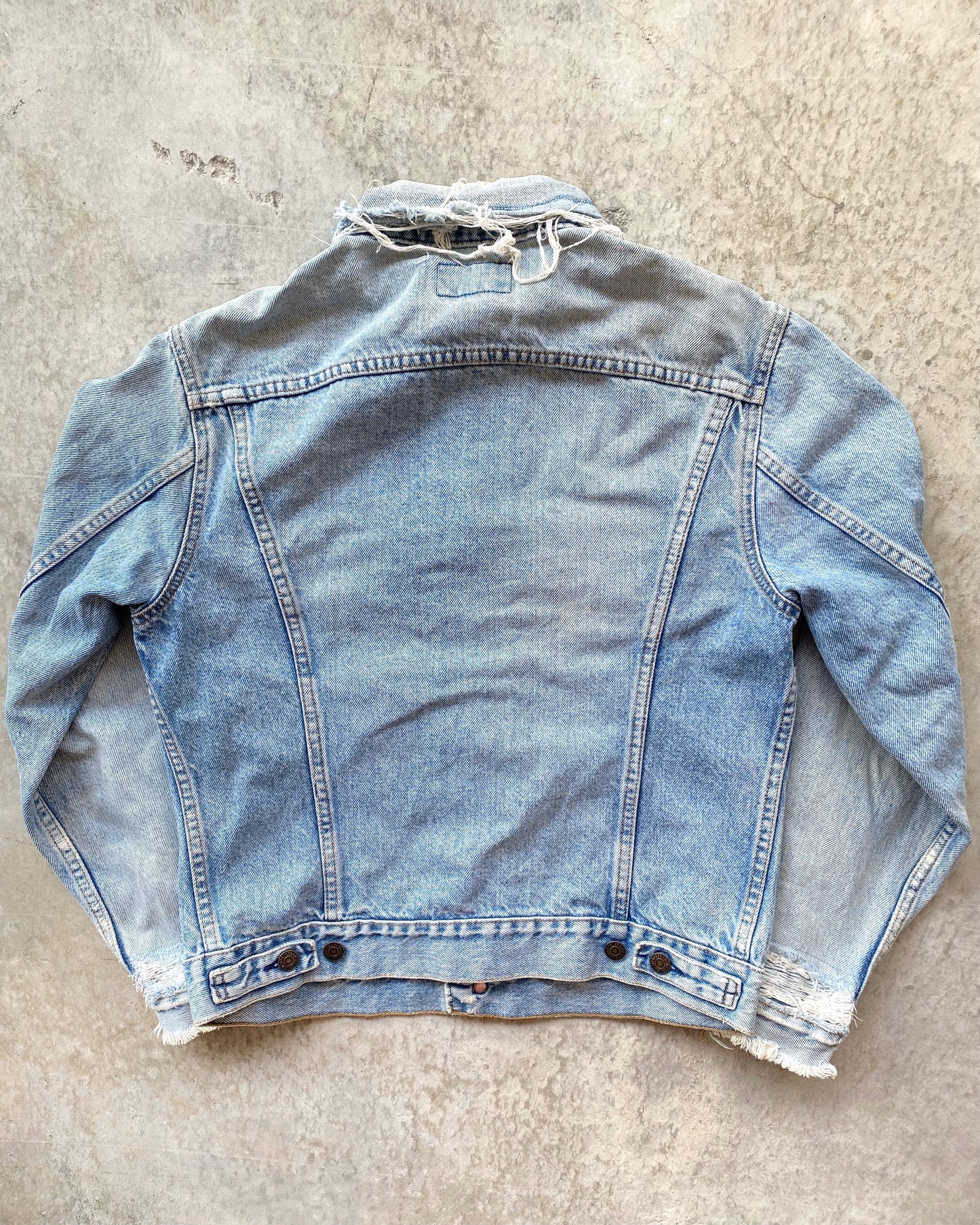 1980S FADED LEVI'S TYPE III DISTRESSED TRUCKER JACKET (S/M)