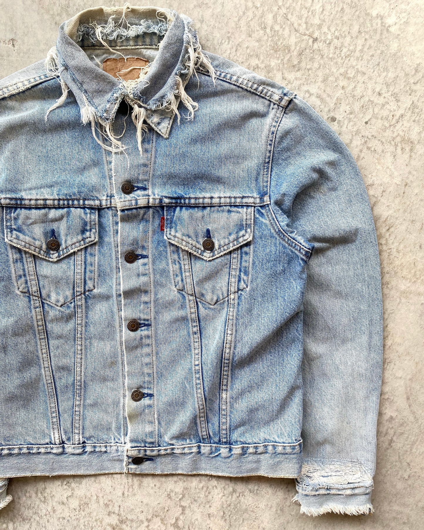 1980S FADED LEVI'S TYPE III DISTRESSED TRUCKER JACKET (S/M)