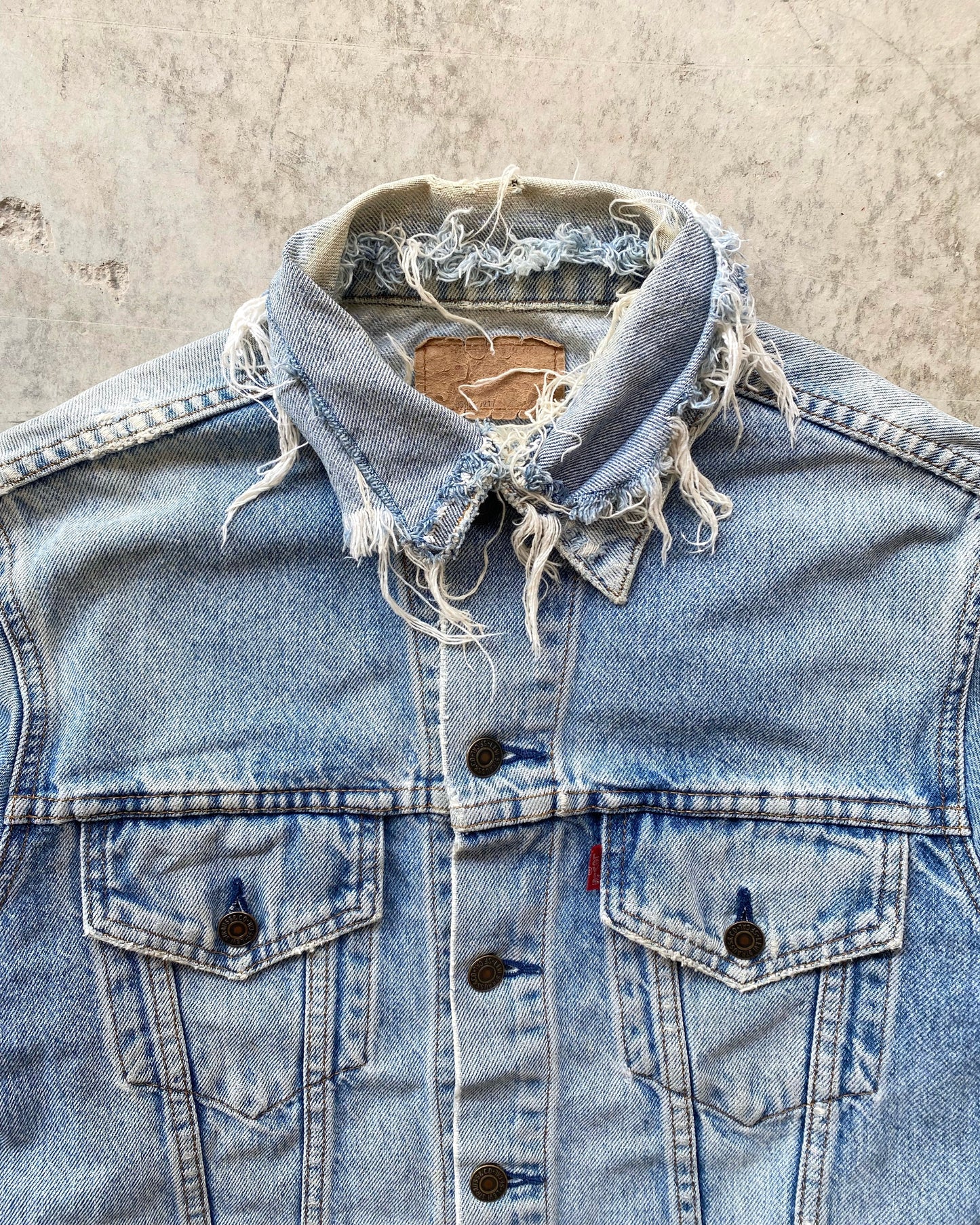 1980S FADED LEVI'S TYPE III DISTRESSED TRUCKER JACKET (S/M)