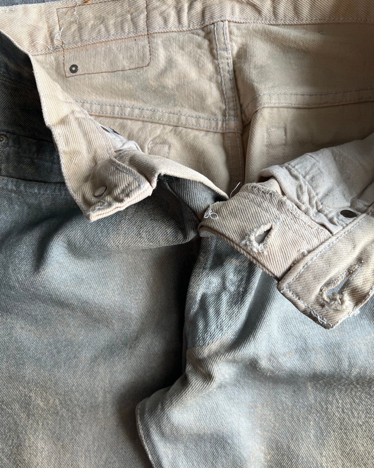 1980S FADED SILVER WAXED LEVI'S 501 JEANS (31X32)