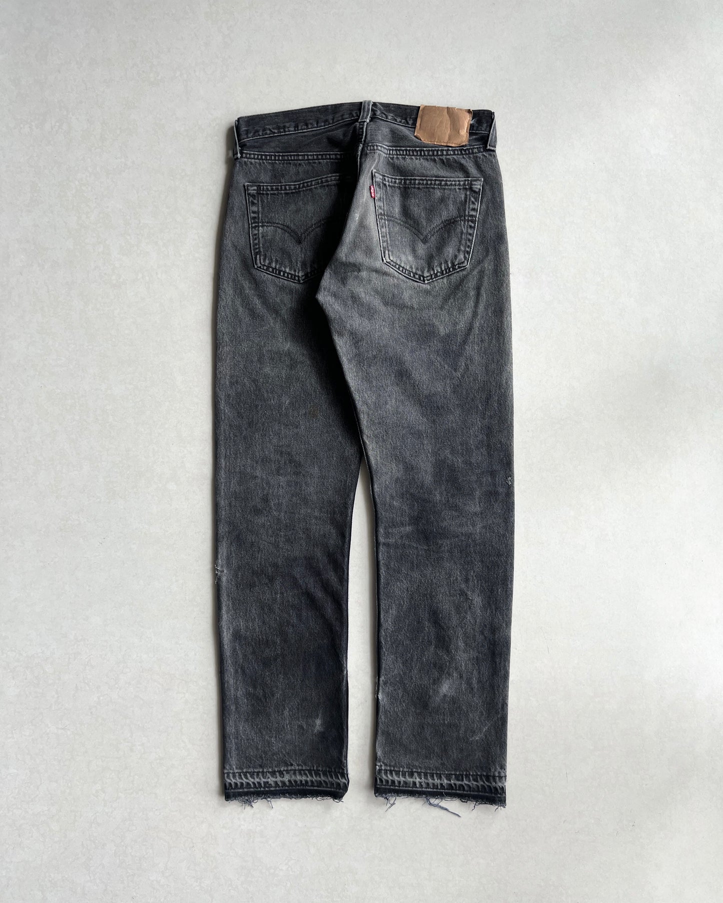 1990S FADED BLACK LEVI'S 501 RELEASED HEM JEANS (31X30)