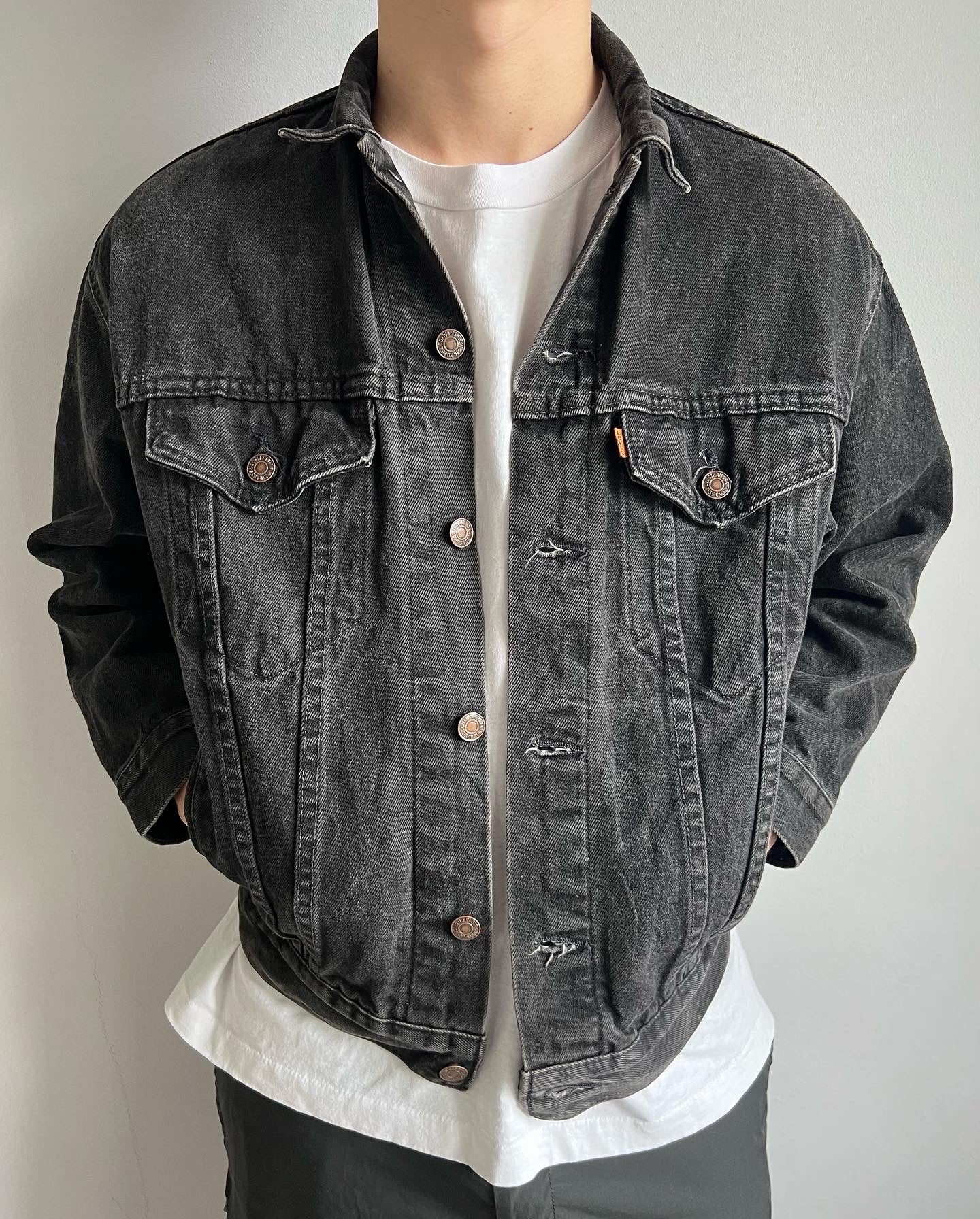 1990S FADED BLACK LEVI'S TYPE III DENIM JACKET (L)
