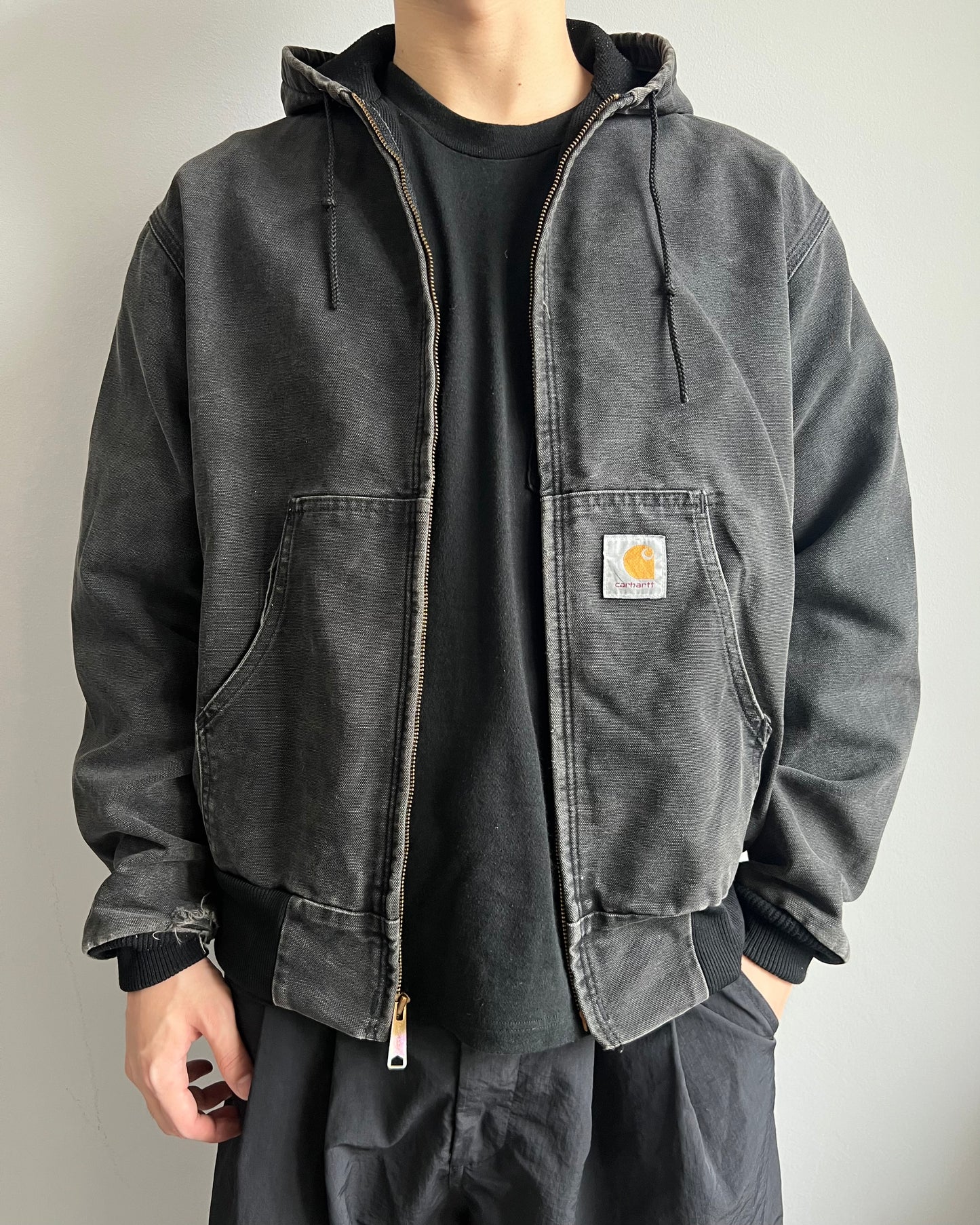 1990S FADED BLACK CARHARTT HOODED JACKET (L)