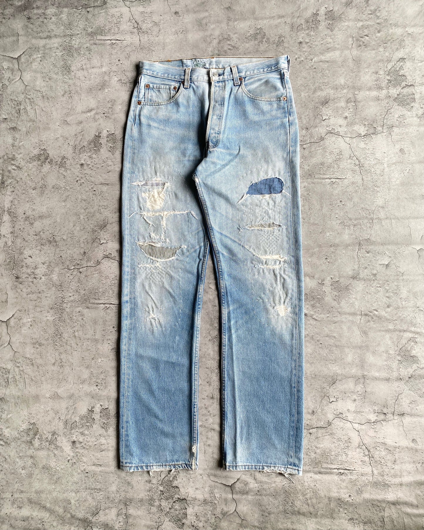 1990S LIGHT WASH LEVI’S 501 REPAIRED JEANS (32X32)