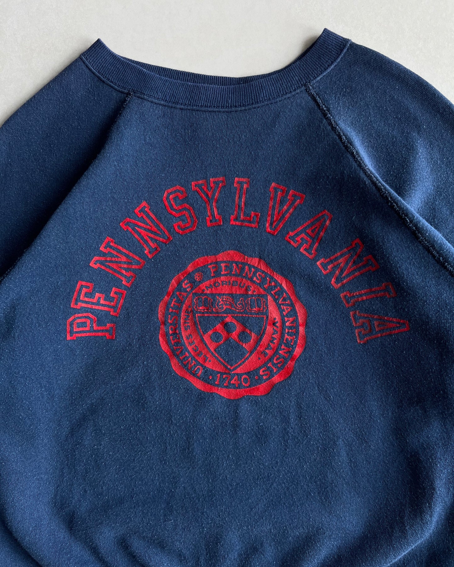1970S 'UNNIVERSITY OF PENNSYLVANIA' RAGLAN SWEATSHIRT (L)