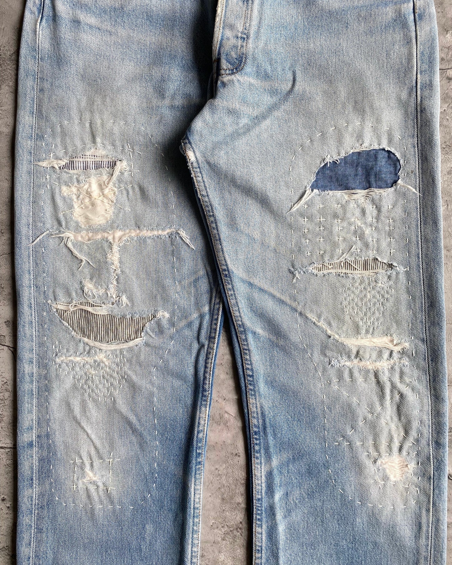 1990S LIGHT WASH LEVI’S 501 REPAIRED JEANS (32X32)