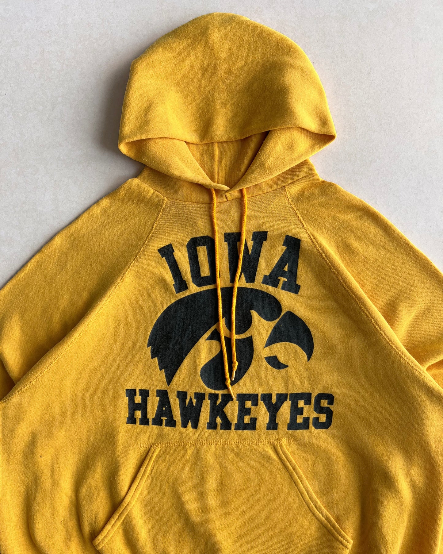 1980S YELLOW 'IOWA HAWKEYES' RAGLAN HOODIE (L)