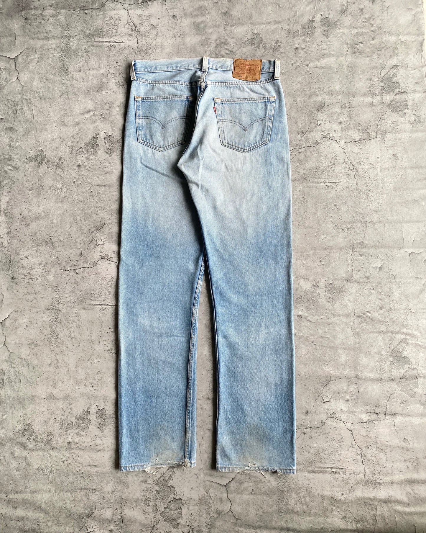 1990S LIGHT WASH LEVI’S 501 REPAIRED JEANS (32X32)