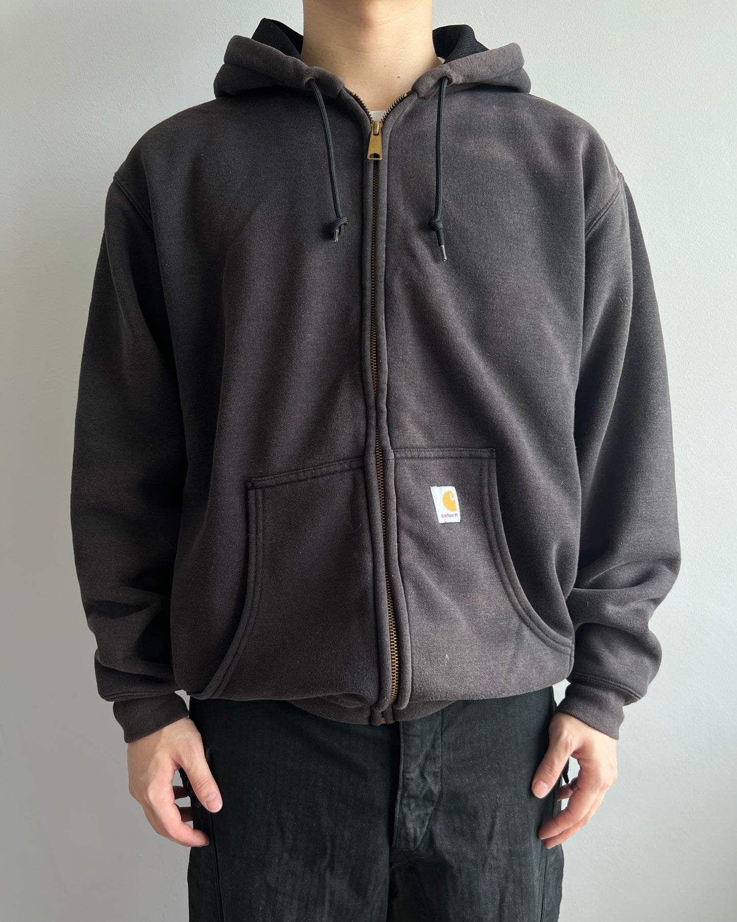 1990S SUN FADED BLACK HEAVYWEIGHT CARHARTT LOGO ZIP-UP HOODIE (L)