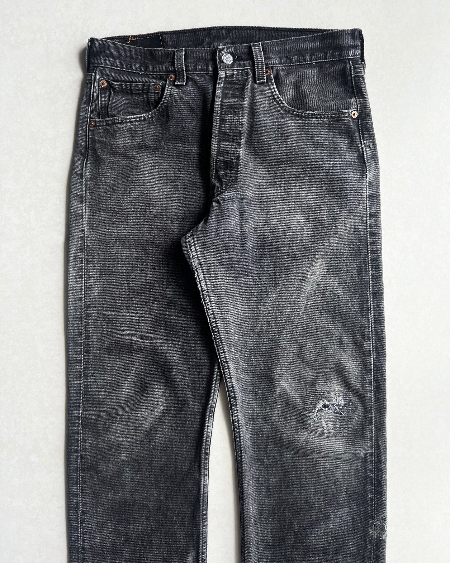 1990S FADED BLACK LEVI'S 501 RELEASED HEM JEANS (31X30)