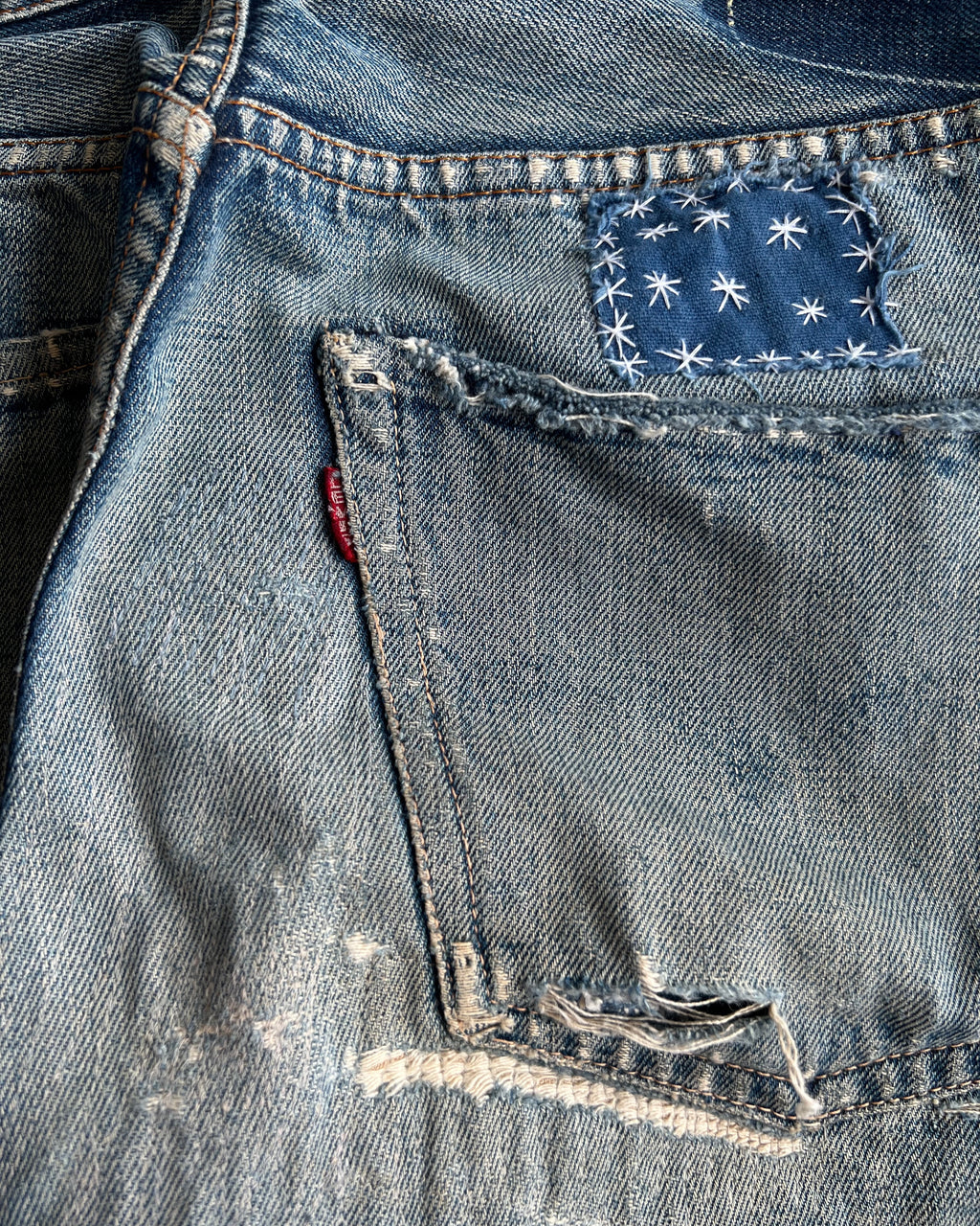 1960S FADED BIG E LEVI'S 501 REPAIRED JEANS (32)