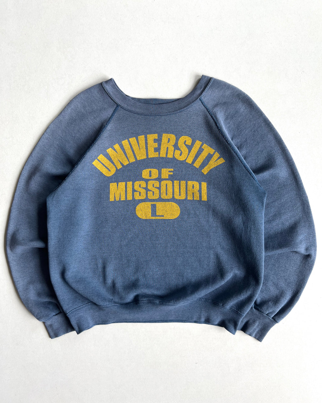 1990S 'UNIVERSITY OF MISSOURI' RAGLAN SWEATSHIRT (L)