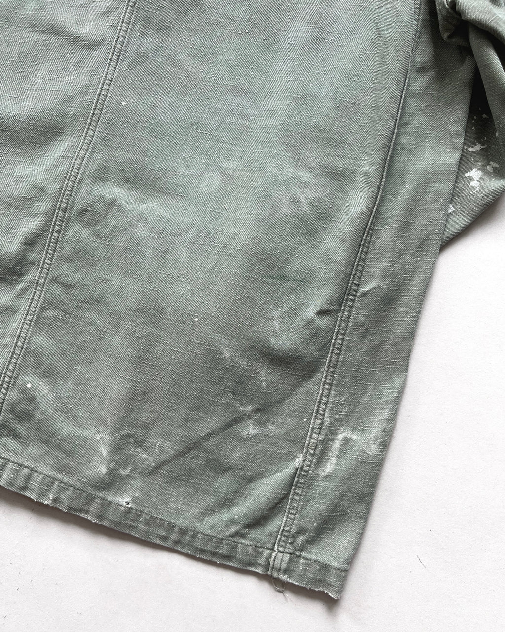 1950S FADED OLIVE FRENCH PAINTED WORK JACKET (L)