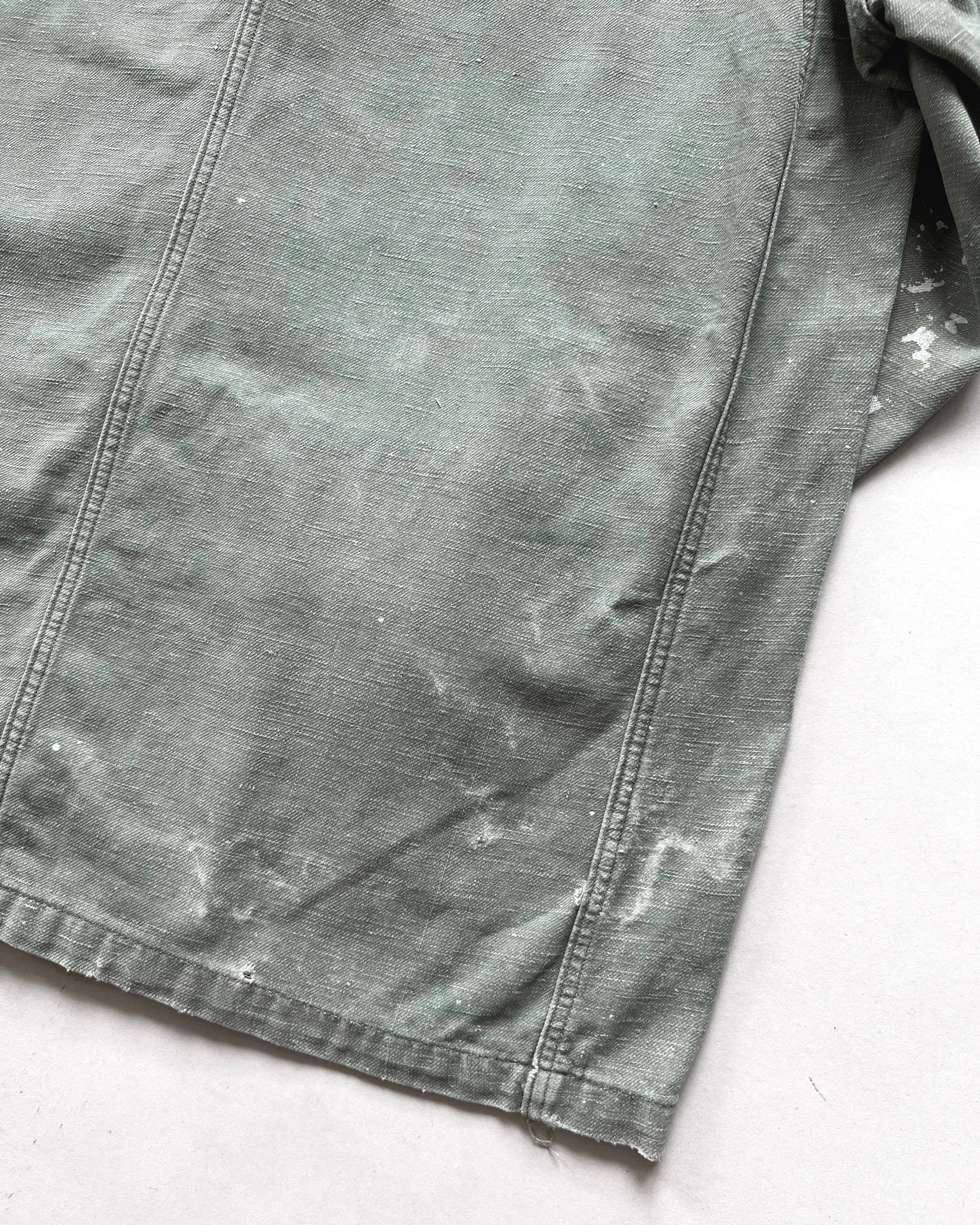 1950S FADED OLIVE FRENCH PAINTED WORK JACKET (L)