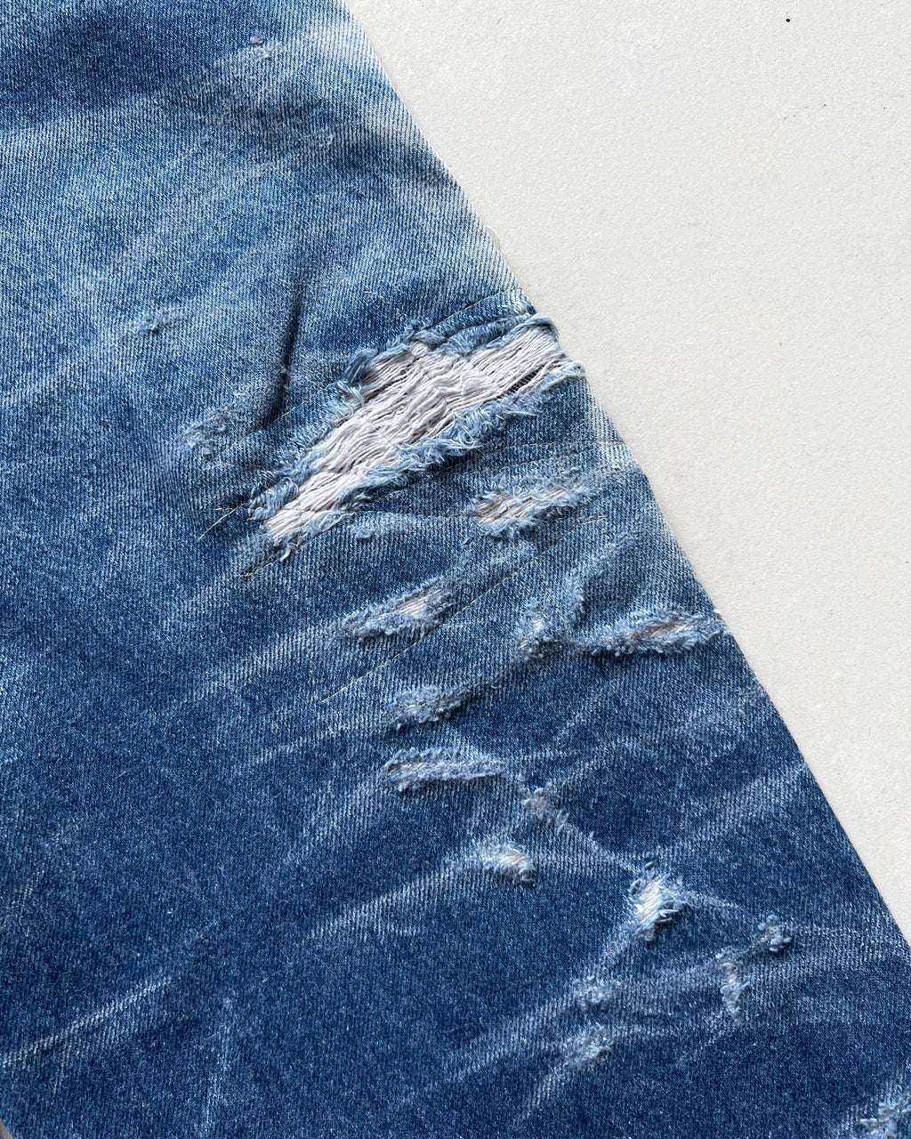 1990S FADED LEVI'S 501 WHISKERS JEANS (34)