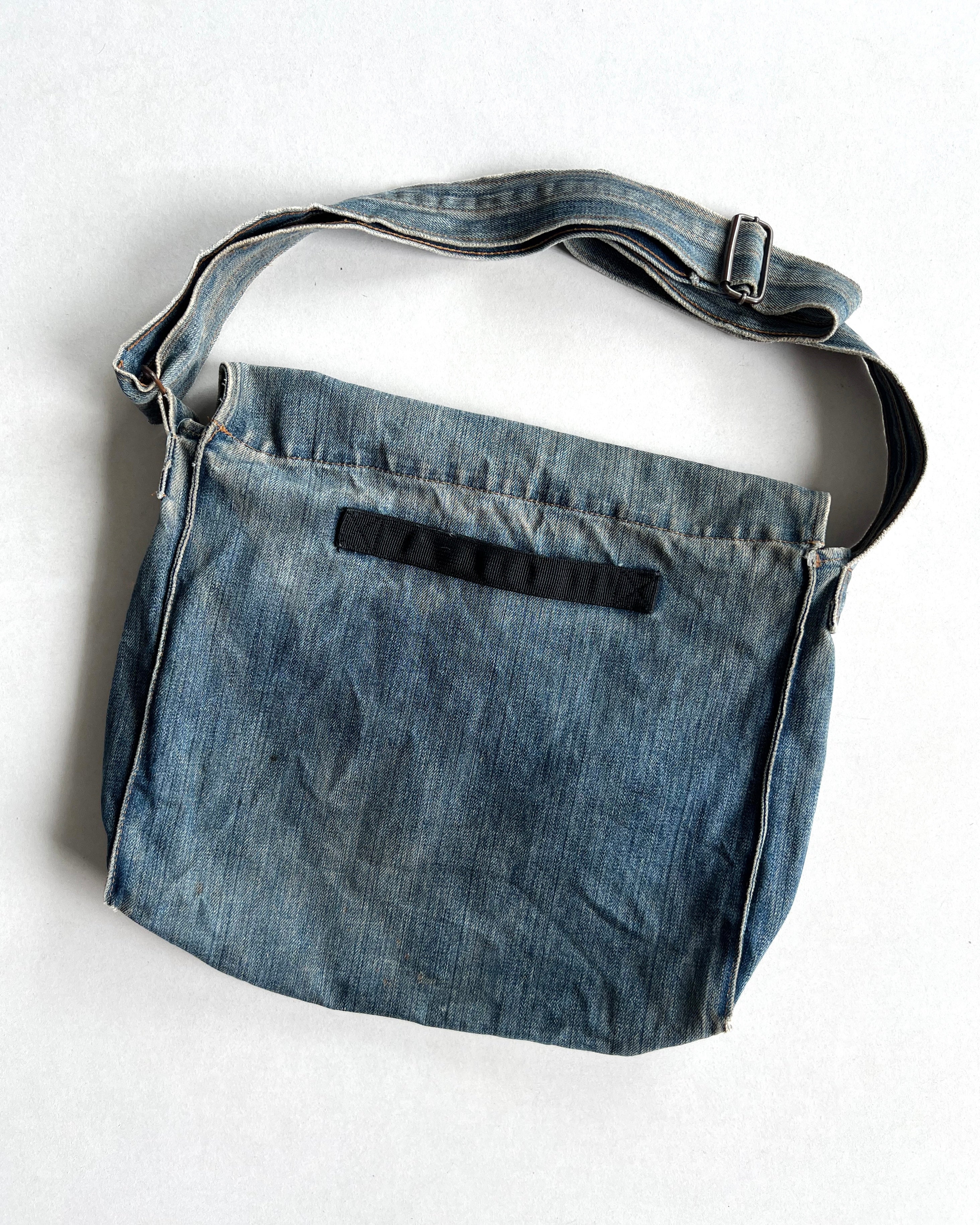 1980S FADED WASHED LEVI'S DENIM MESSENGER BAG (OS)