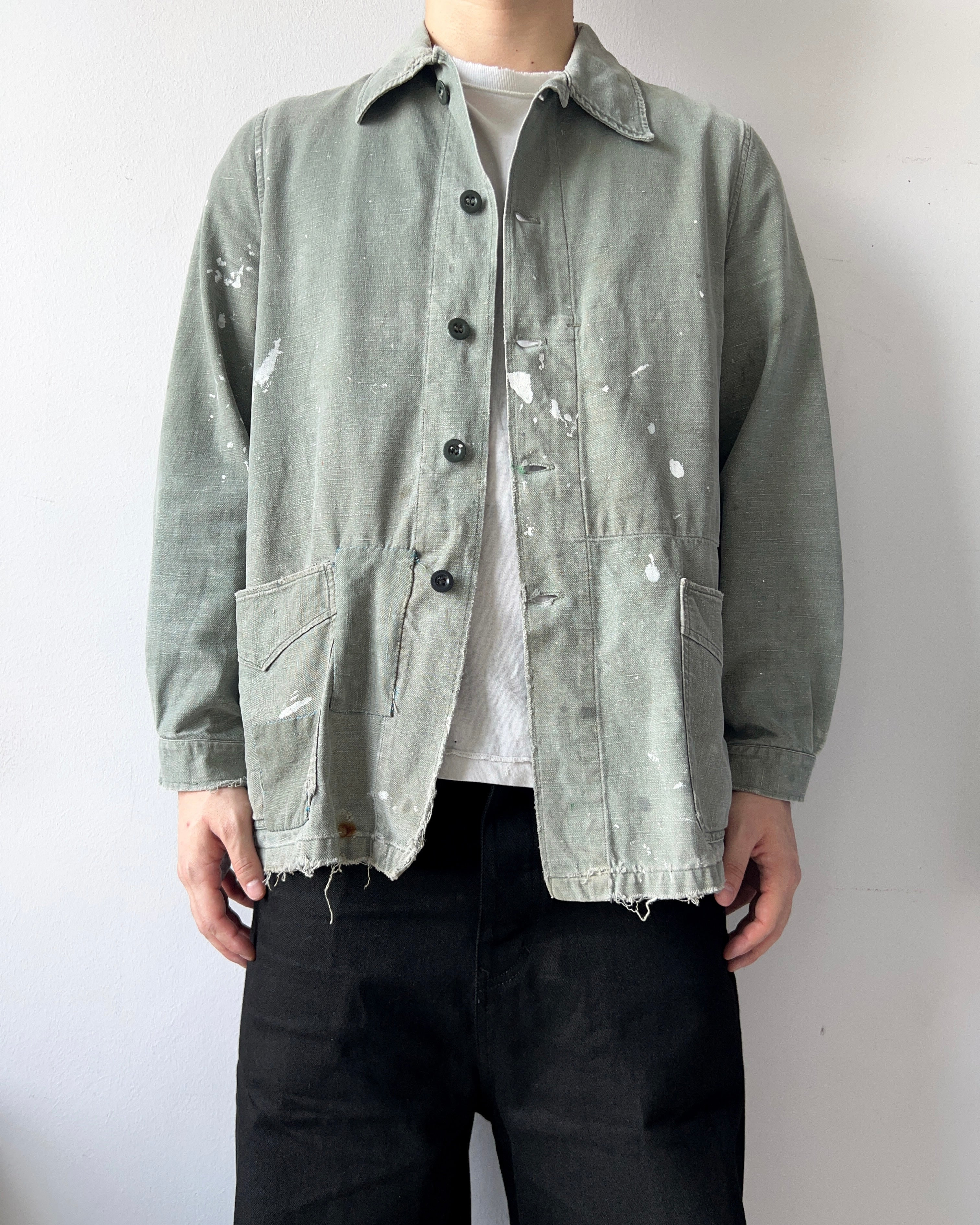 1950S FADED OLIVE FRENCH PAINTED WORK JACKET (L)