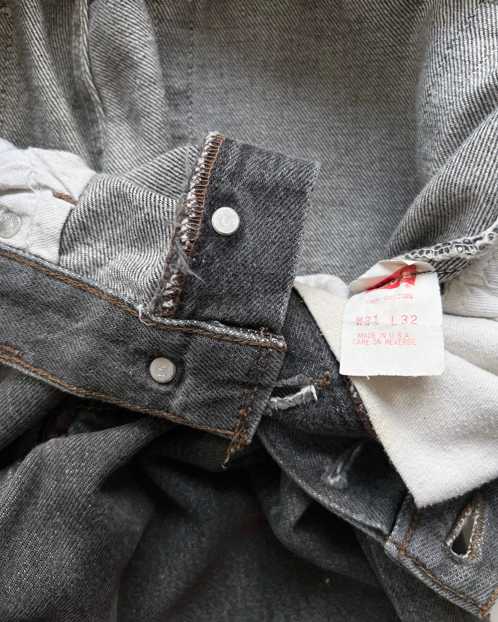 1980S FADED GREY LEVI'S 501 PAINT SPLATTER JEANS (31)