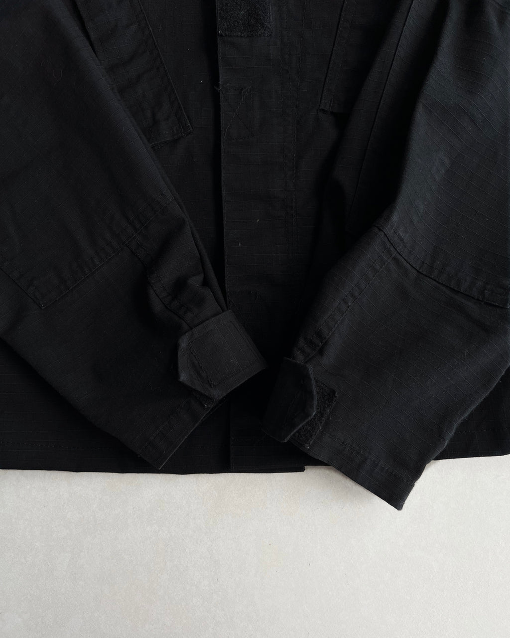 1990S BLACK US ARMY COMBAT CROPPED JACKET (L)