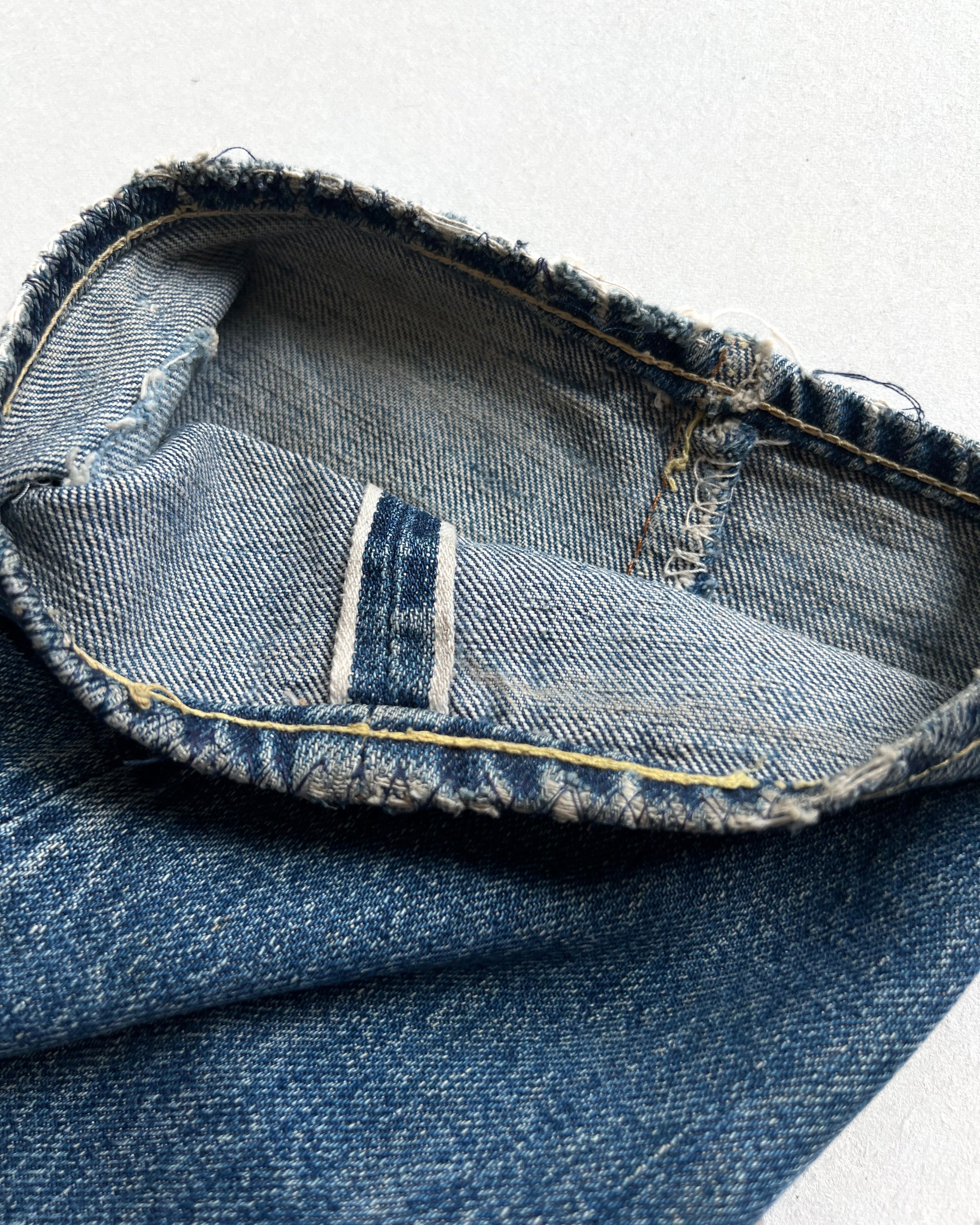 1960S FADED BIG E LEVI'S 501 REPAIRED JEANS (32)
