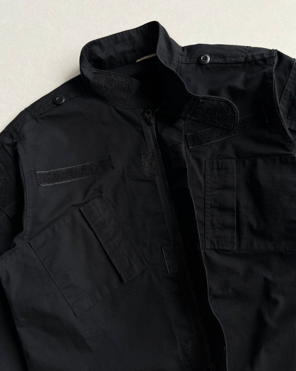 1990S BLACK US ARMY COMBAT CROPPED JACKET (L)