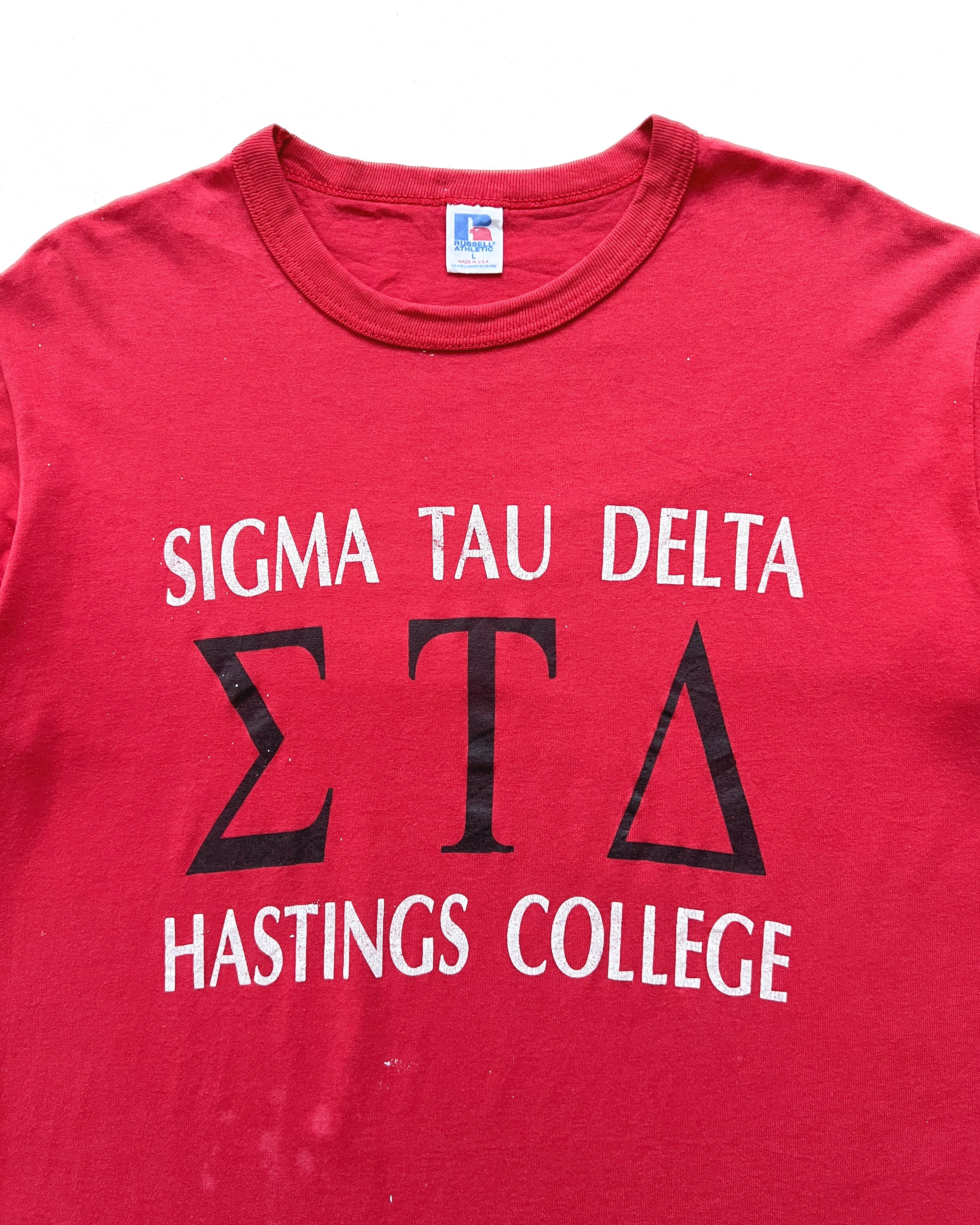 1980S 'SIGMA TAU DELTA HASTINGS COLLEGE' TEE (L)