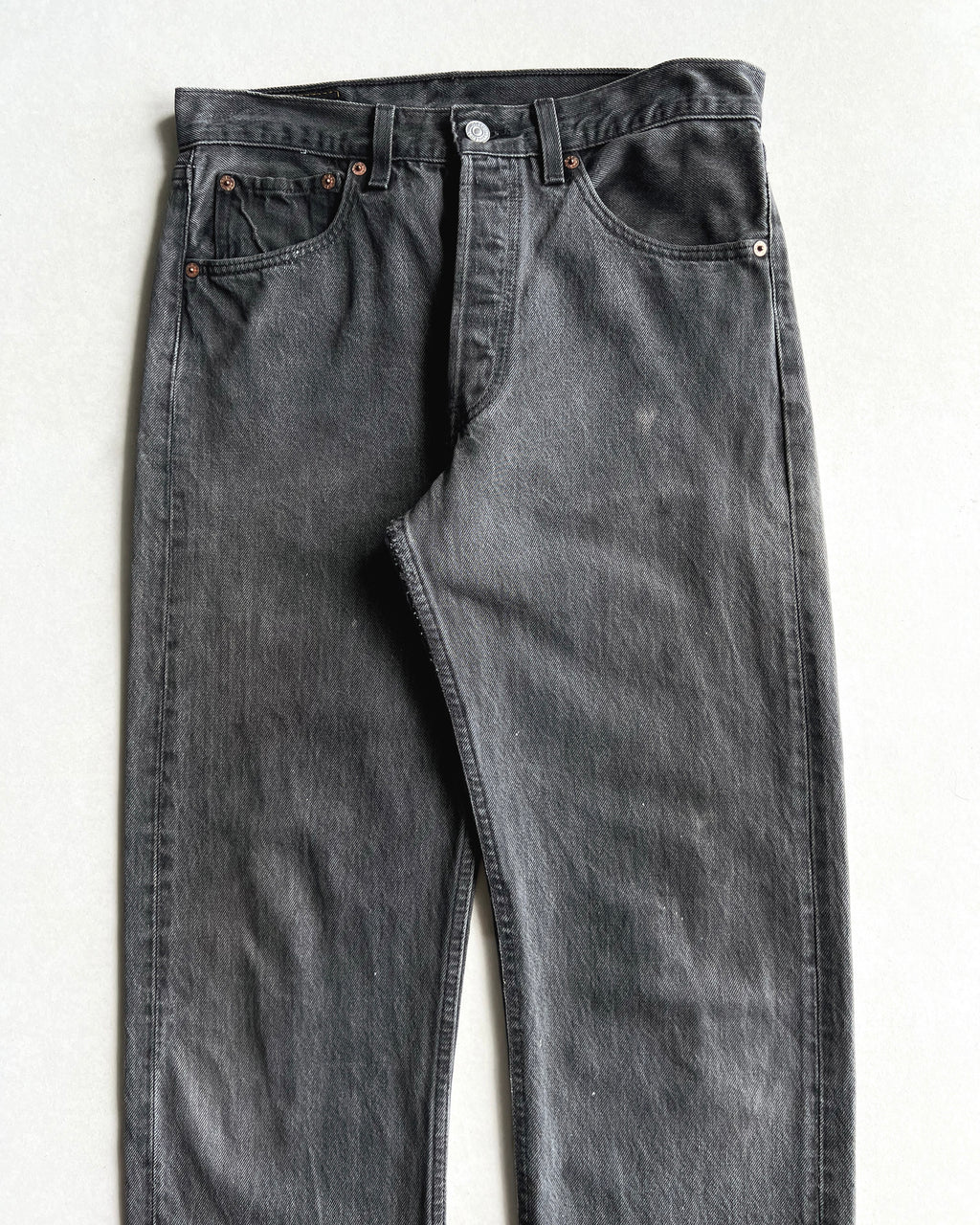 1990S FADED BLACK LEVI'S 501 RELEASED HEM JEANS (31X32)