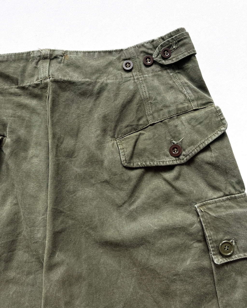 1950S DUTCH ARMY CARGO SHORTS (26-32)