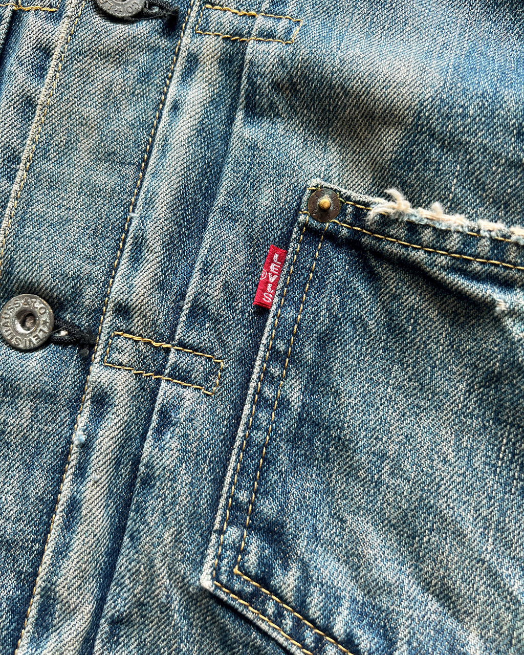 1990S FADED WASHED LEVI'S TYPE I SELVEDGE DENIM JACKET (M)
