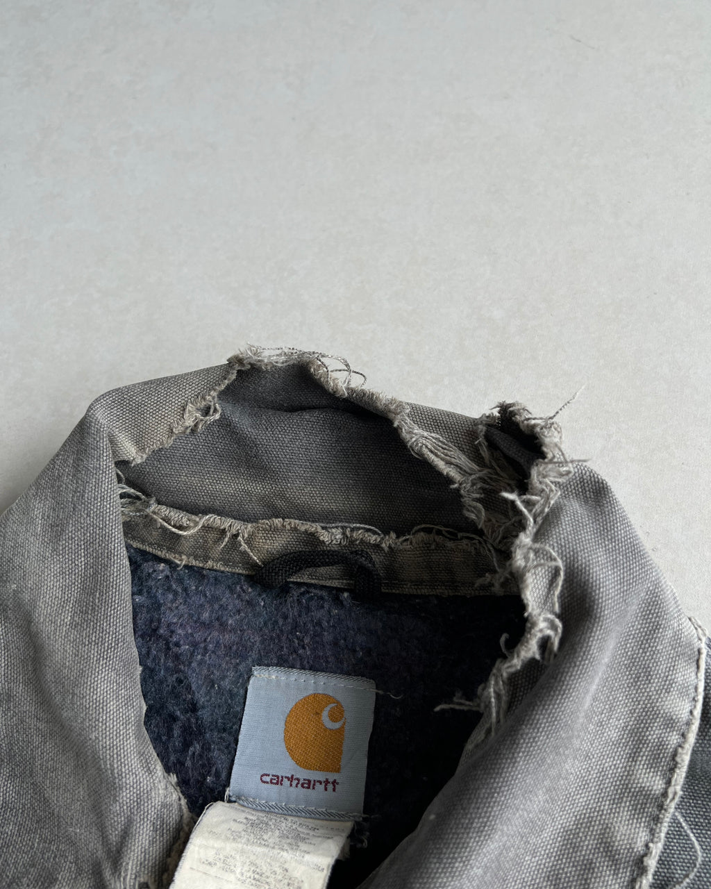 1990S FADED GREY CARHARTT DETROIT DISTRESSED WORK JACKET (XL)
