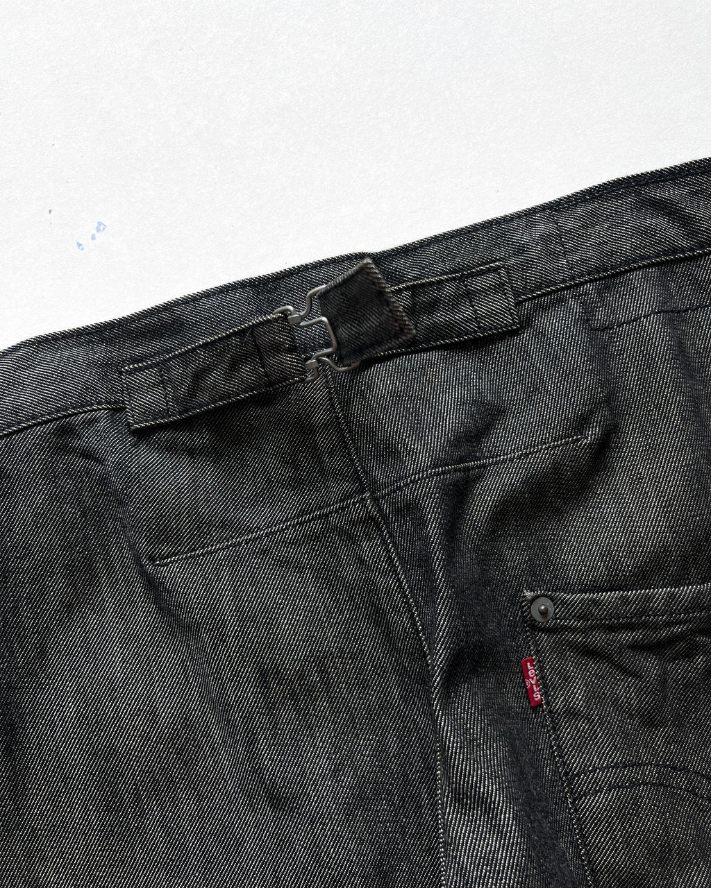 2000S LEVI'S ENGINEERED BUCKLE BACK JEANS (30-33)