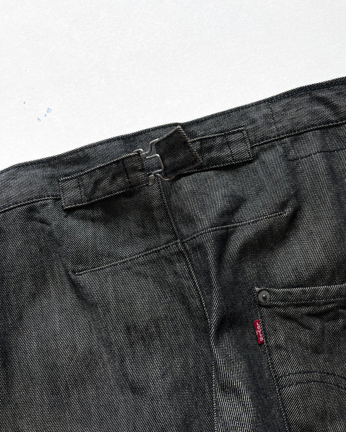 2000S LEVI'S ENGINEERED BUCKLE BACK JEANS (30-33)