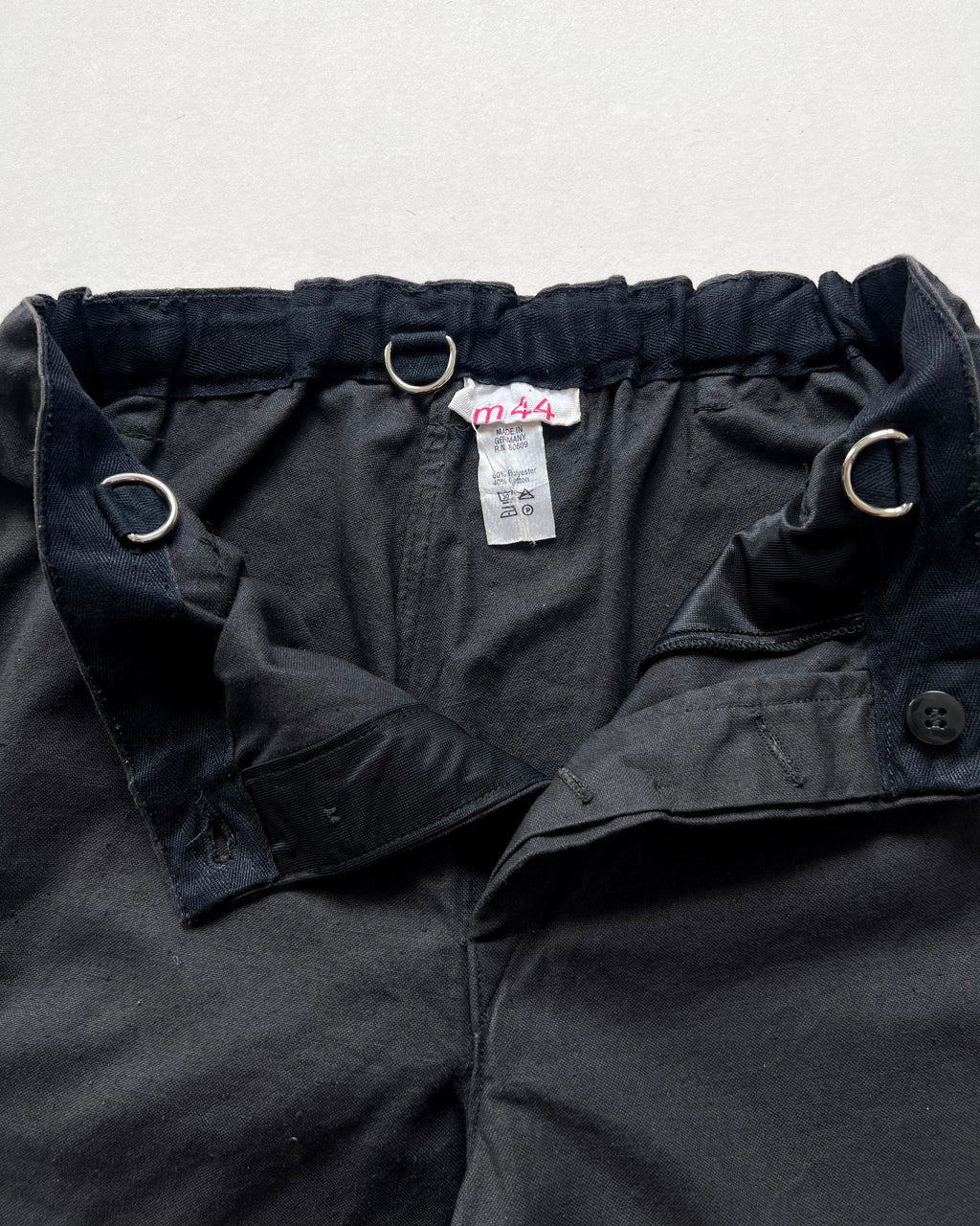 1970S BLACK GERMAN M44 ARMY CARGO SHORTS (26-32)