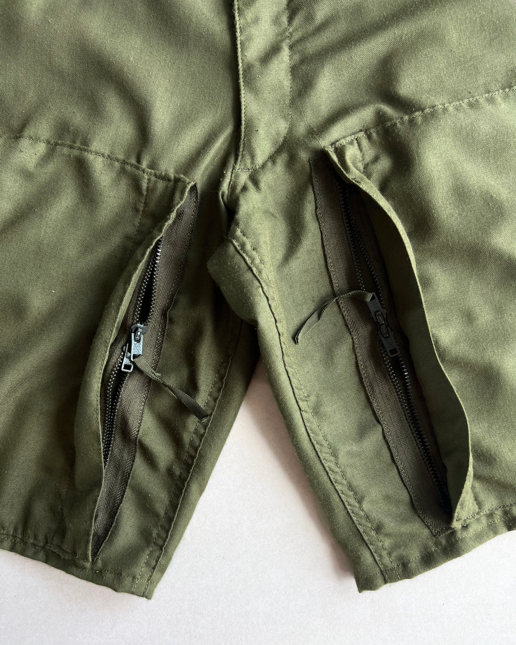 1980S OLIVE USAF MULTIPOCKETS CARGO SHORT (26-31)