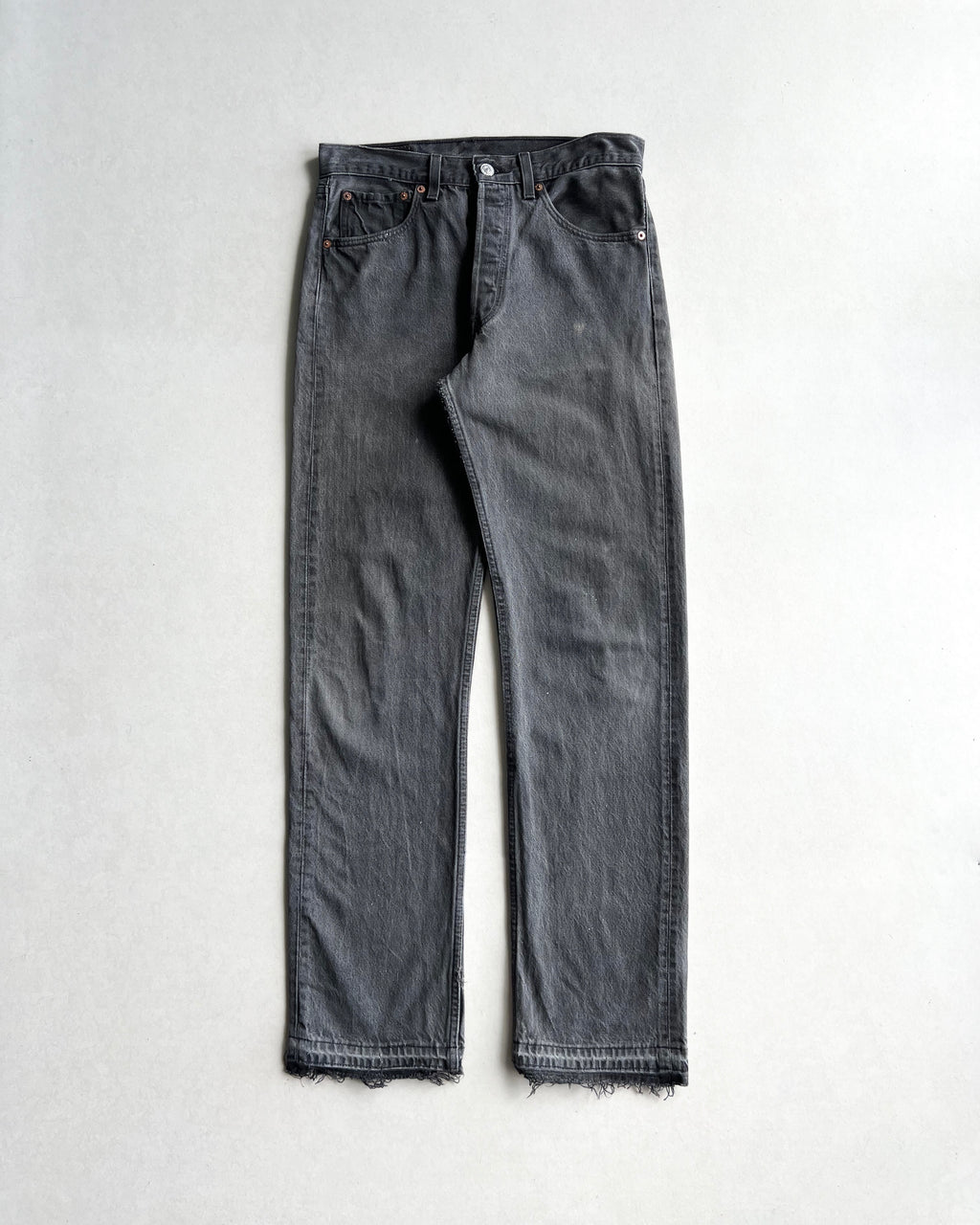 1990S FADED BLACK LEVI'S 501 RELEASED HEM JEANS (31X32)