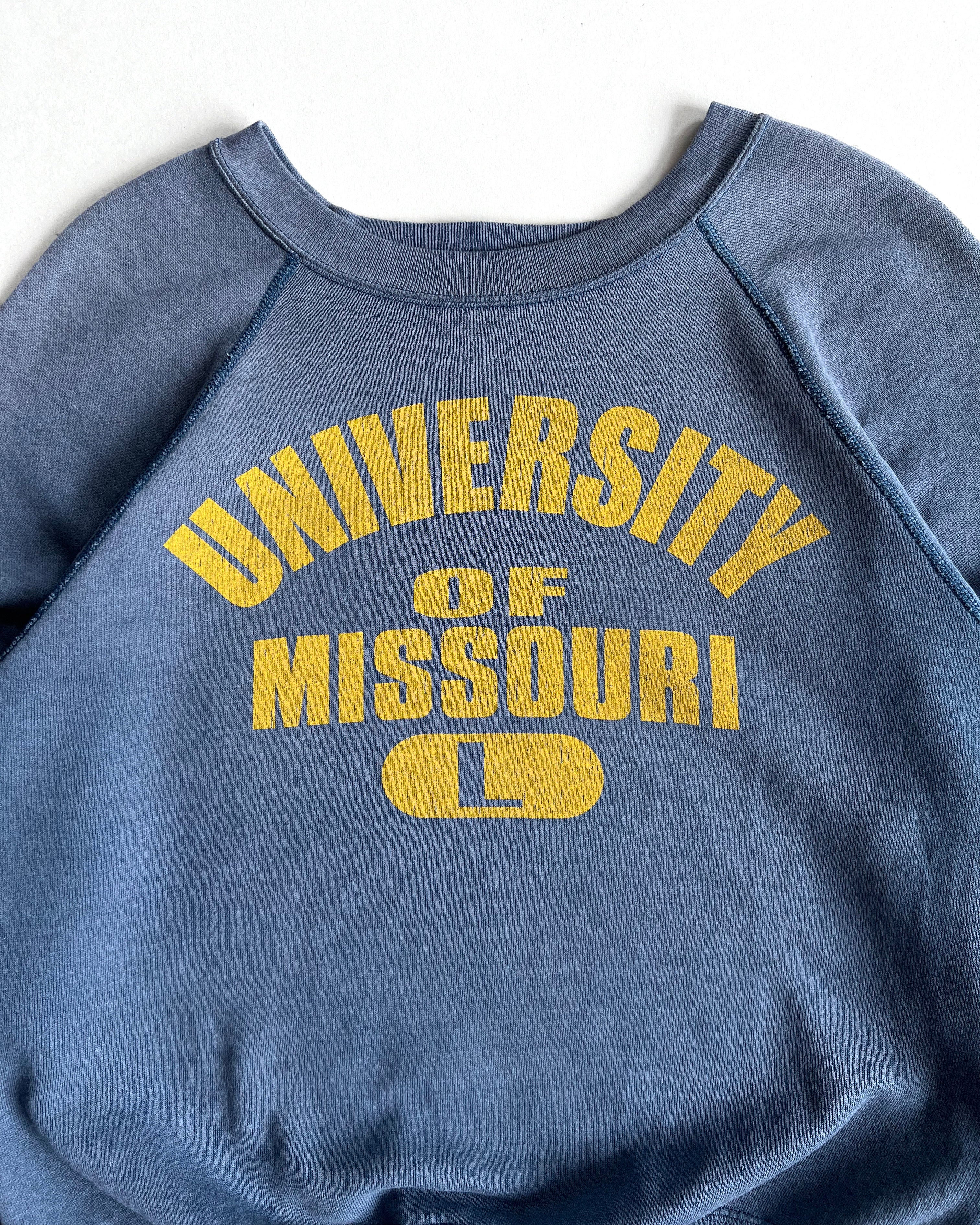 1990S 'UNIVERSITY OF MISSOURI' RAGLAN SWEATSHIRT (L)