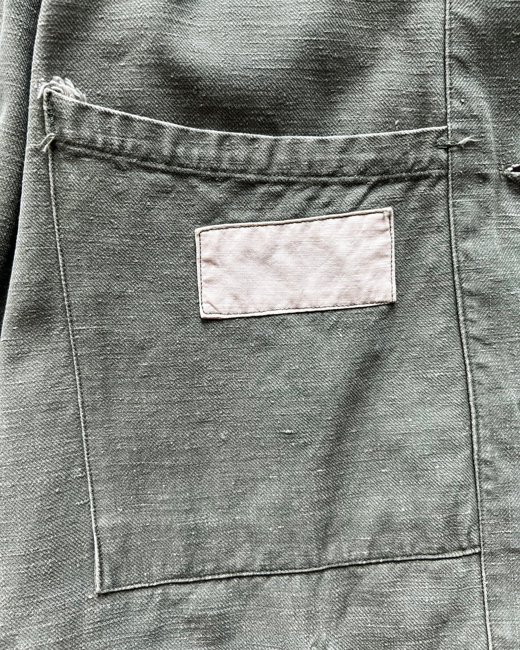 1950S FADED OLIVE FRENCH PAINTED WORK JACKET (L)