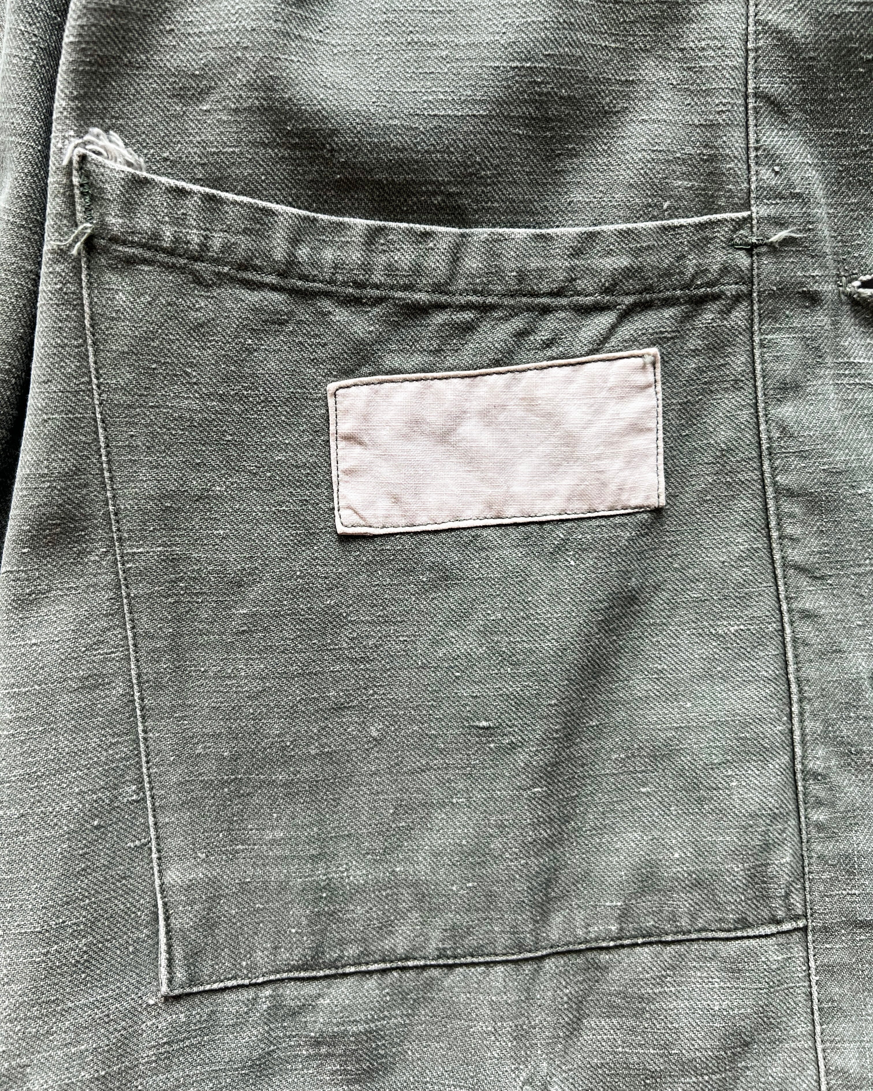1950S FADED OLIVE FRENCH PAINTED WORK JACKET (L)