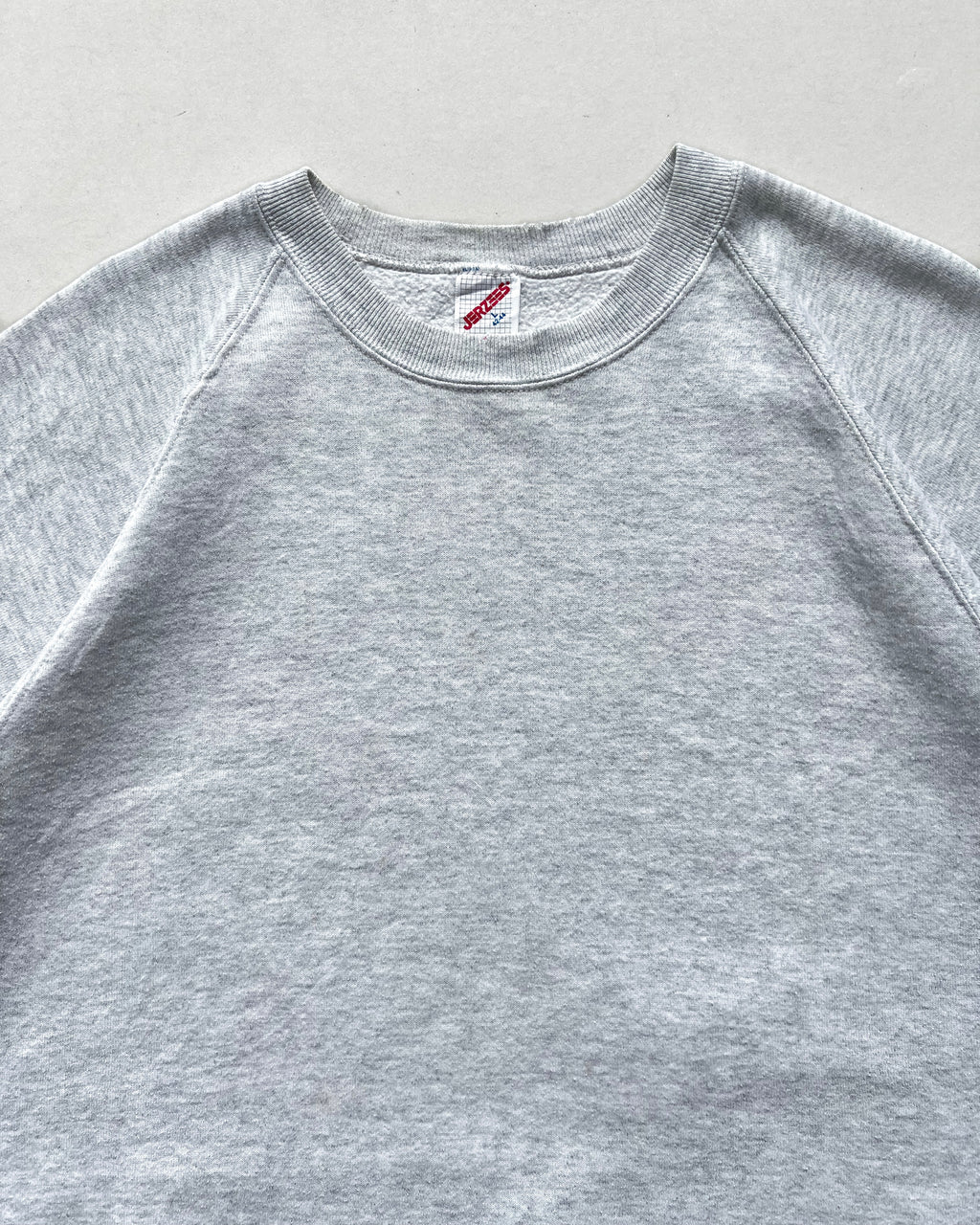 1990S GREY JERZEES RAGLAN CUT-OFF SWEATSHIRT (L)