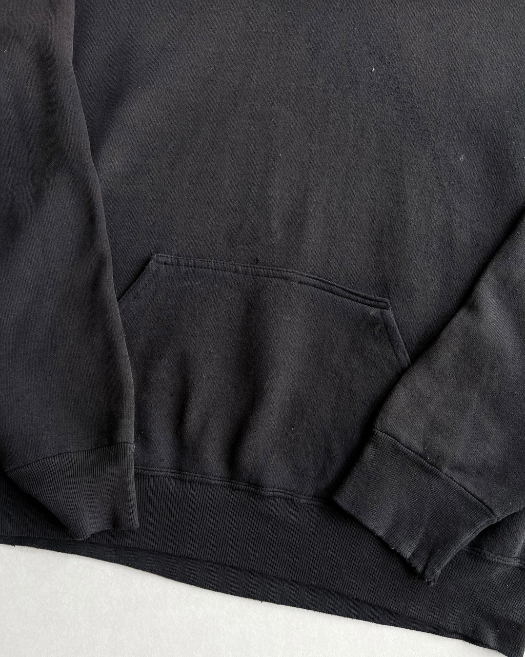 1990S SUN FADED BLACK DISCUS ATHLETIC HOODIE (L)