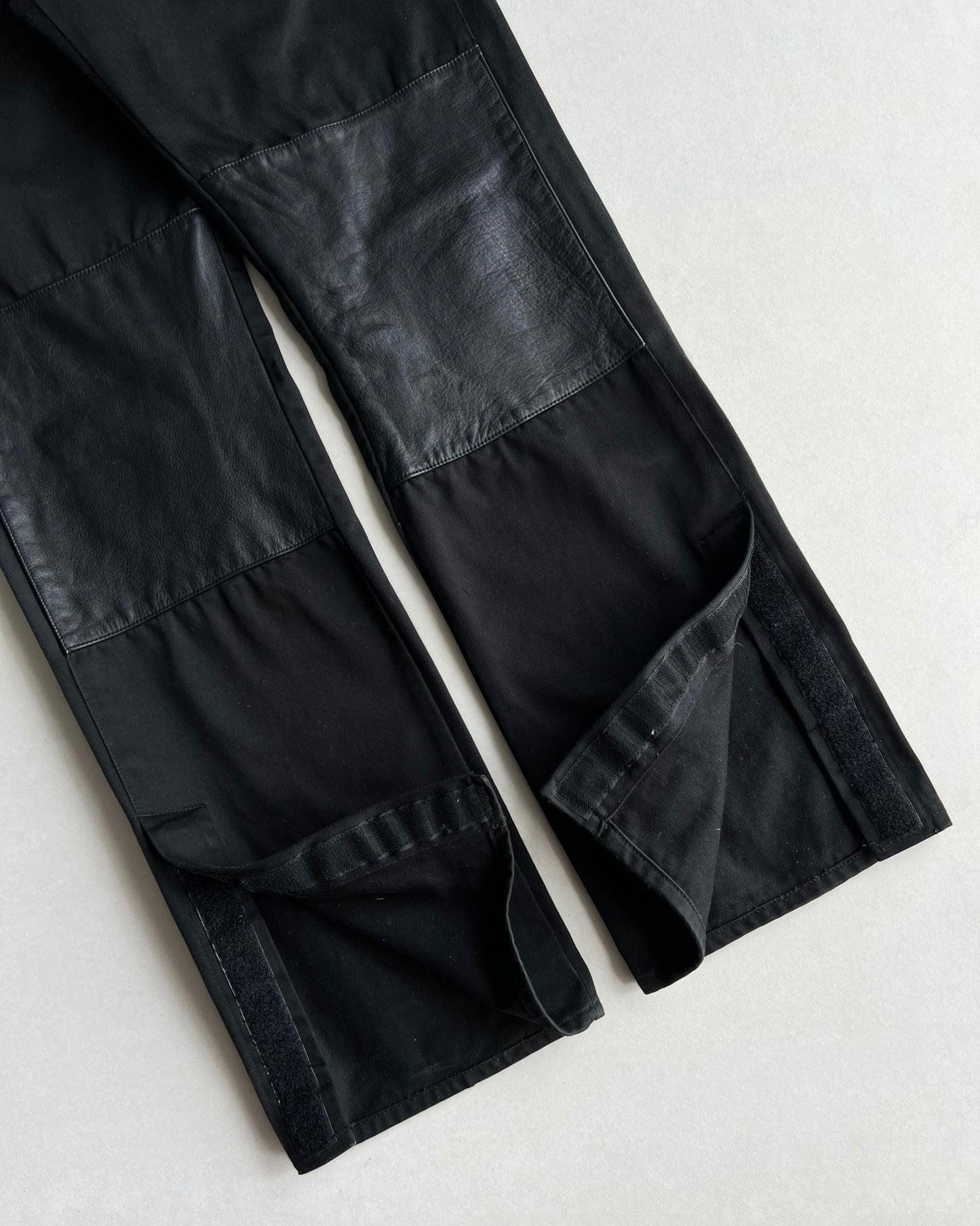 2000S BLACK LEATHER DOUBLE KNEE FLARE TROUSERS (32X32)