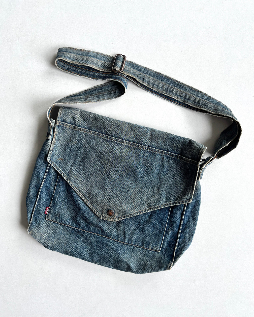 1980S FADED WASHED LEVI'S DENIM MESSENGER BAG (OS)
