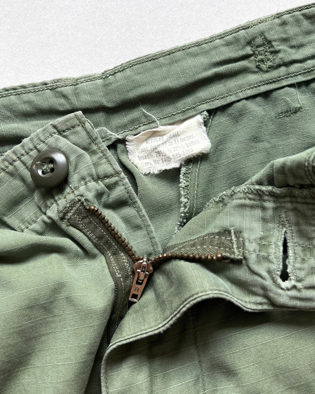 1960S US ARMY OG-107 POPLIN CARGO TROUSERS (26-31)