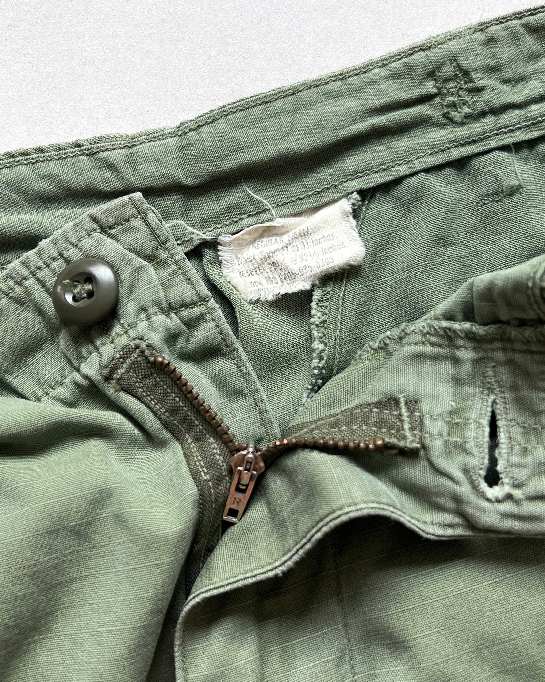1960S US ARMY OG-107 POPLIN CARGO TROUSERS (26-31)