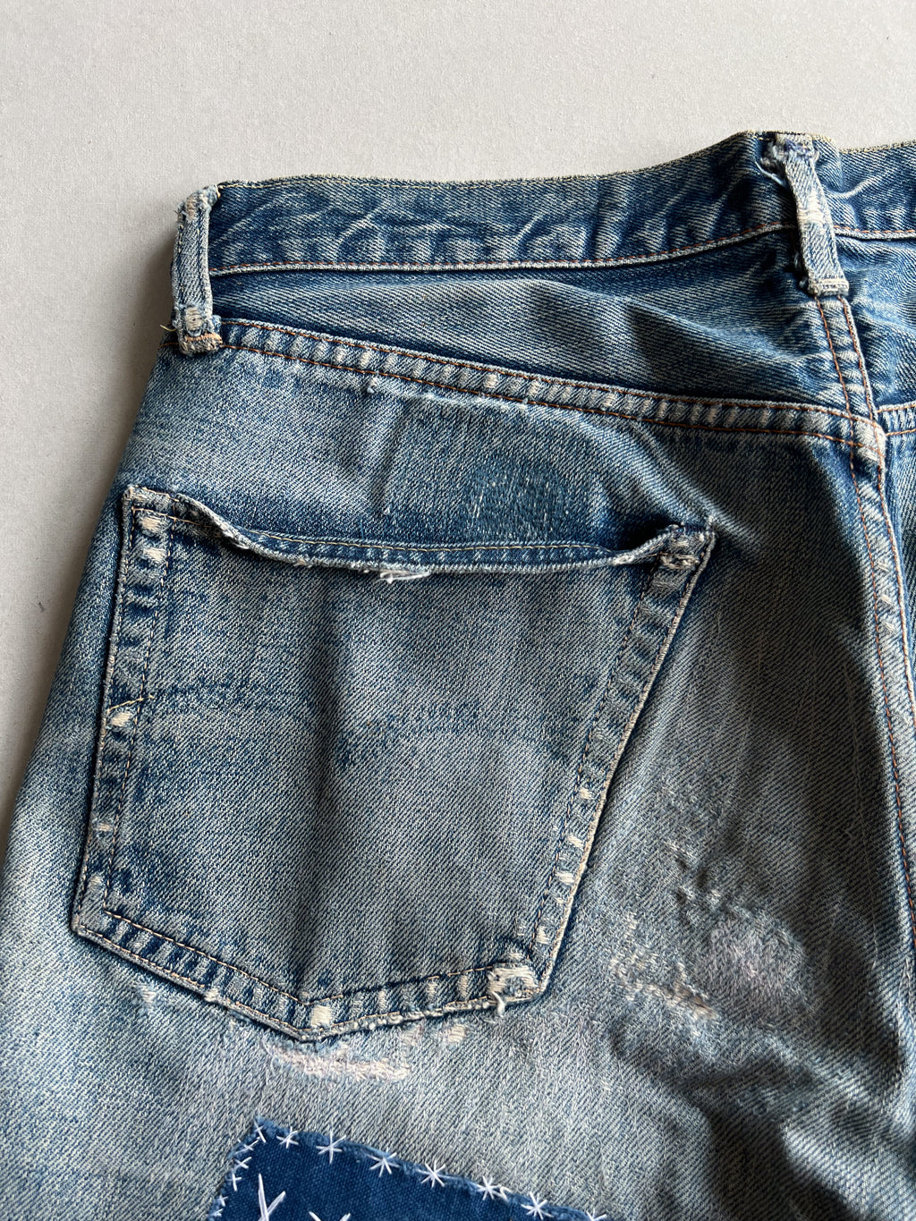 1960S FADED BIG E LEVI'S 501 REPAIRED JEANS (32)