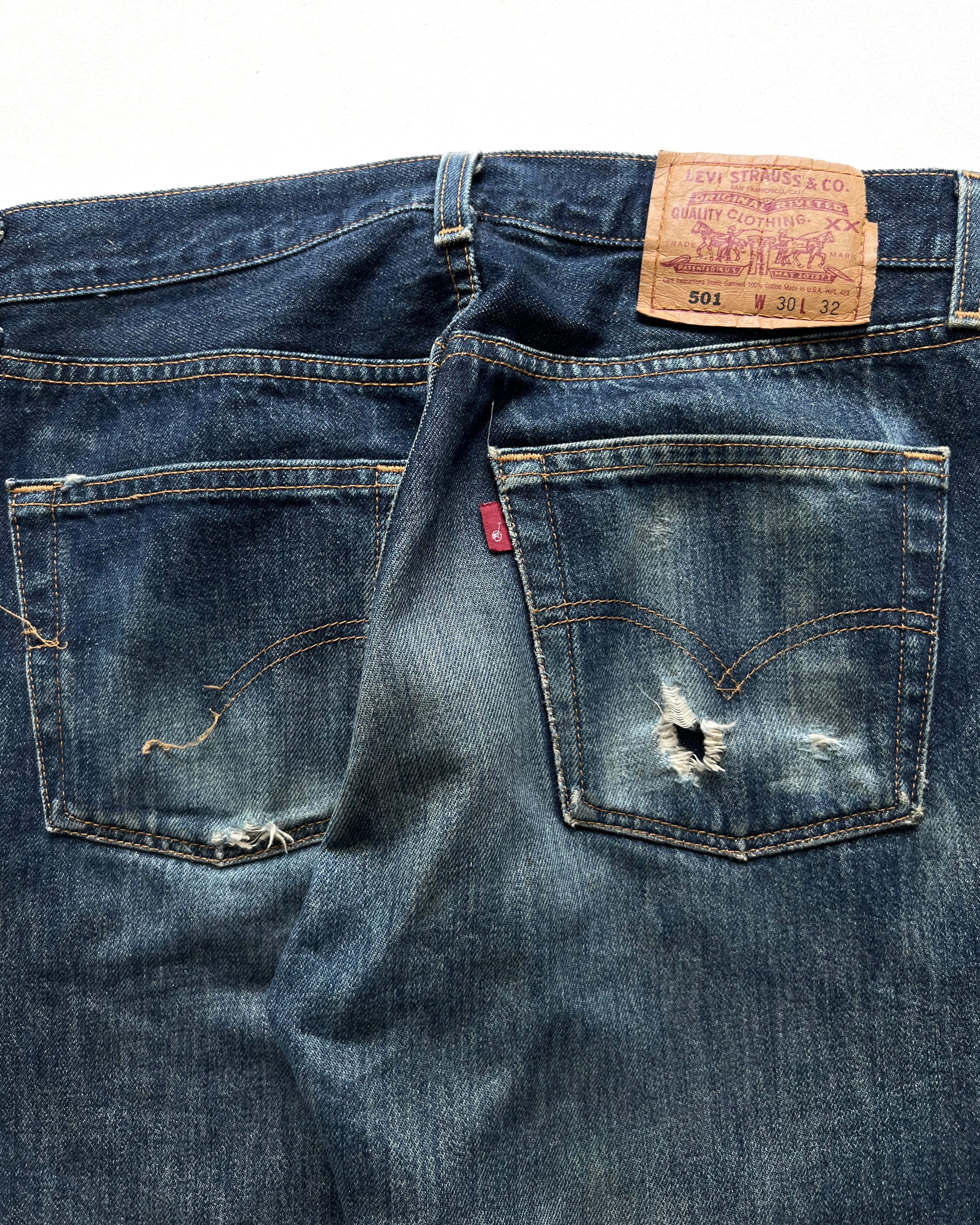 1990S DARK WASHED LEVI'S 501 JEANS (29)