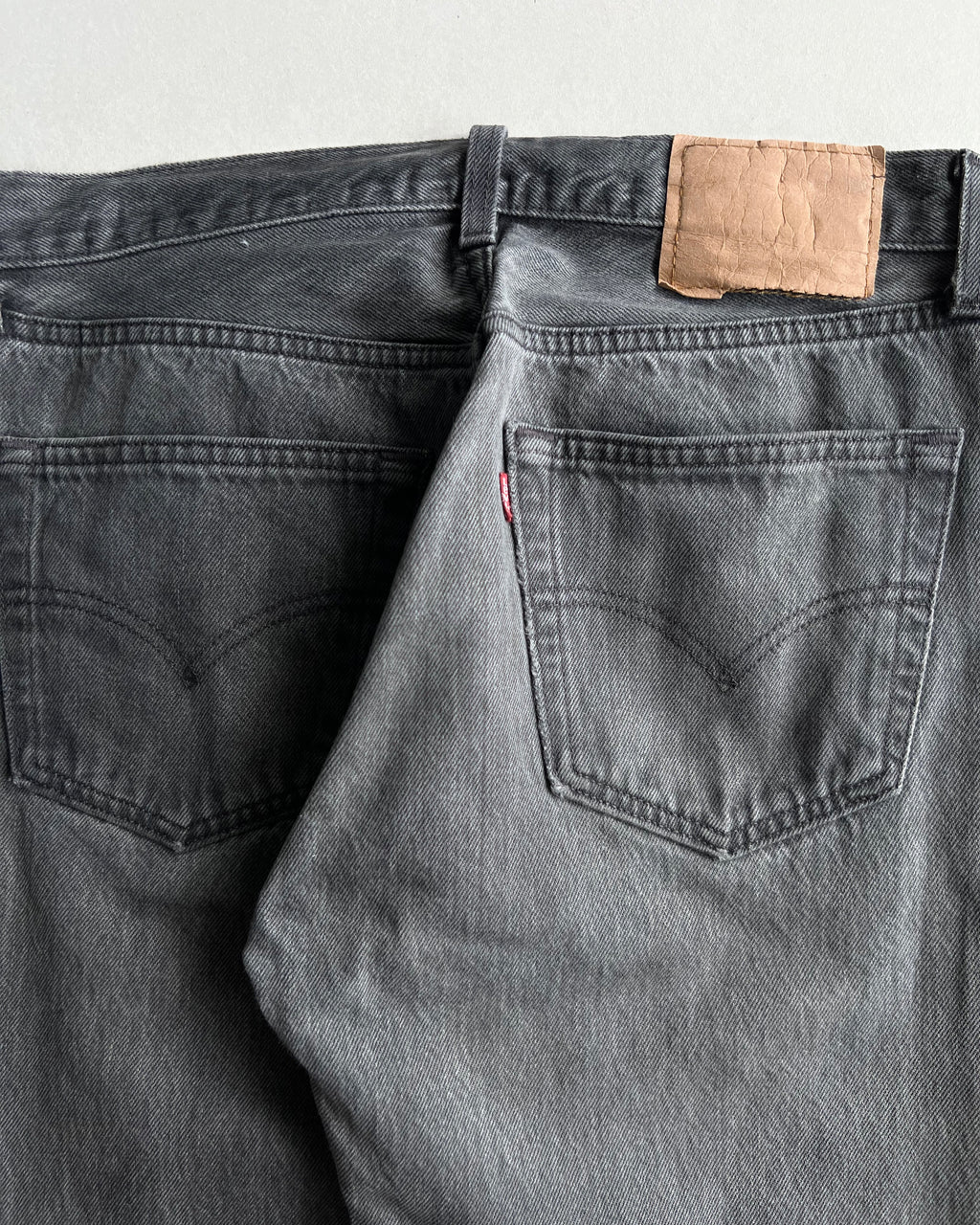 1990S FADED BLACK LEVI'S 501 RELEASED HEM JEANS (31X32)