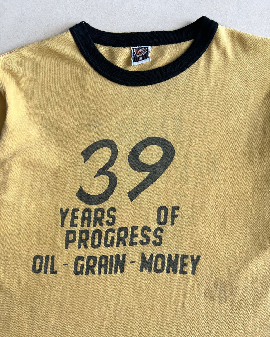 1970S '39 YRS OF PROGRESS TEE' SINGLE STITCH RINGER TEE (L)