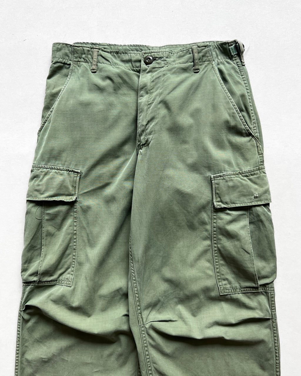 1960S US ARMY OG-107 POPLIN CARGO TROUSERS (26-31)