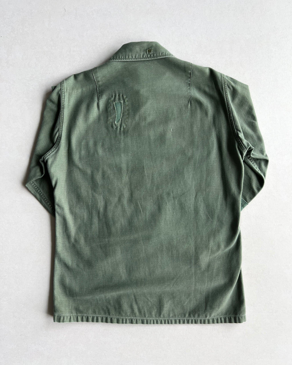 1960S US ARMY OG-107 P63 REPAIRED FATIGUE SHIRT (M)